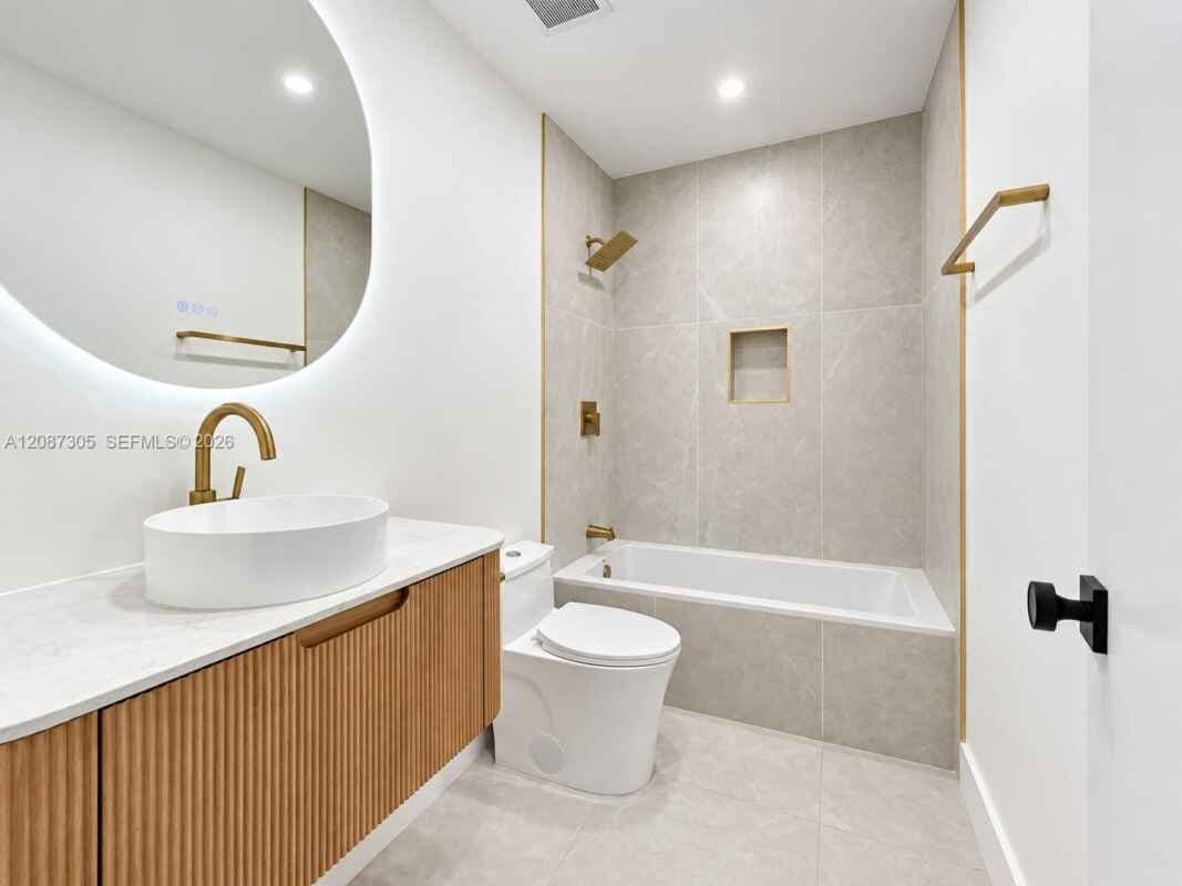 Miami House: 1043 NW 48th St