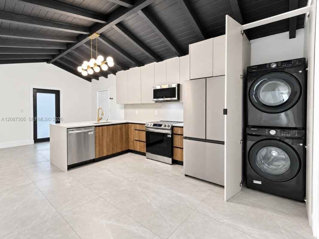 Miami House: 1043 NW 48th St