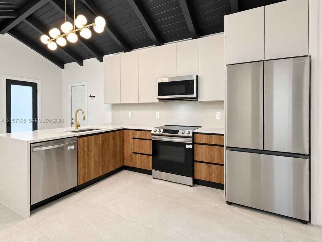 Miami House: 1043 NW 48th St