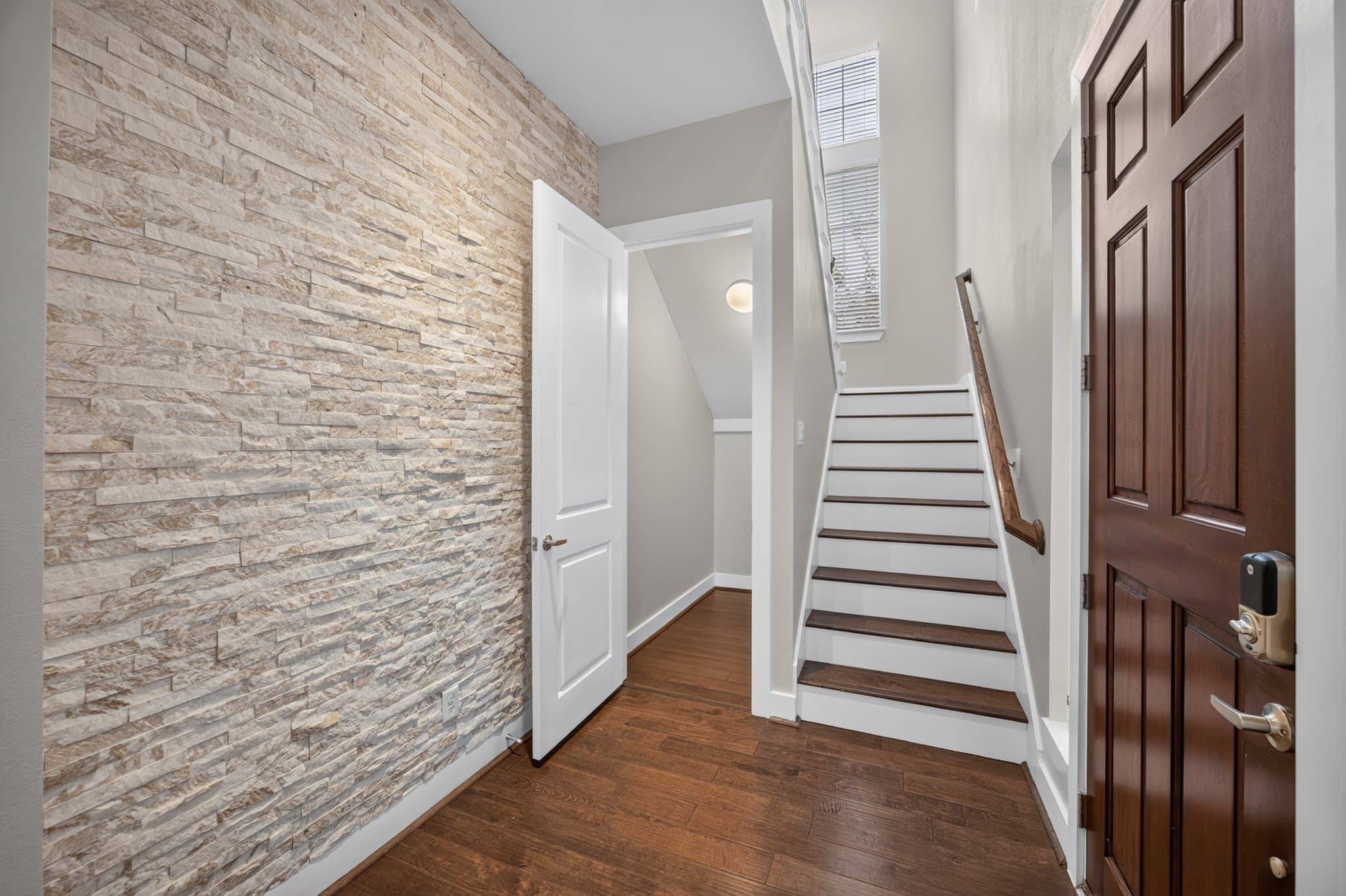 Houston House: 8806 Hollister Square Ct