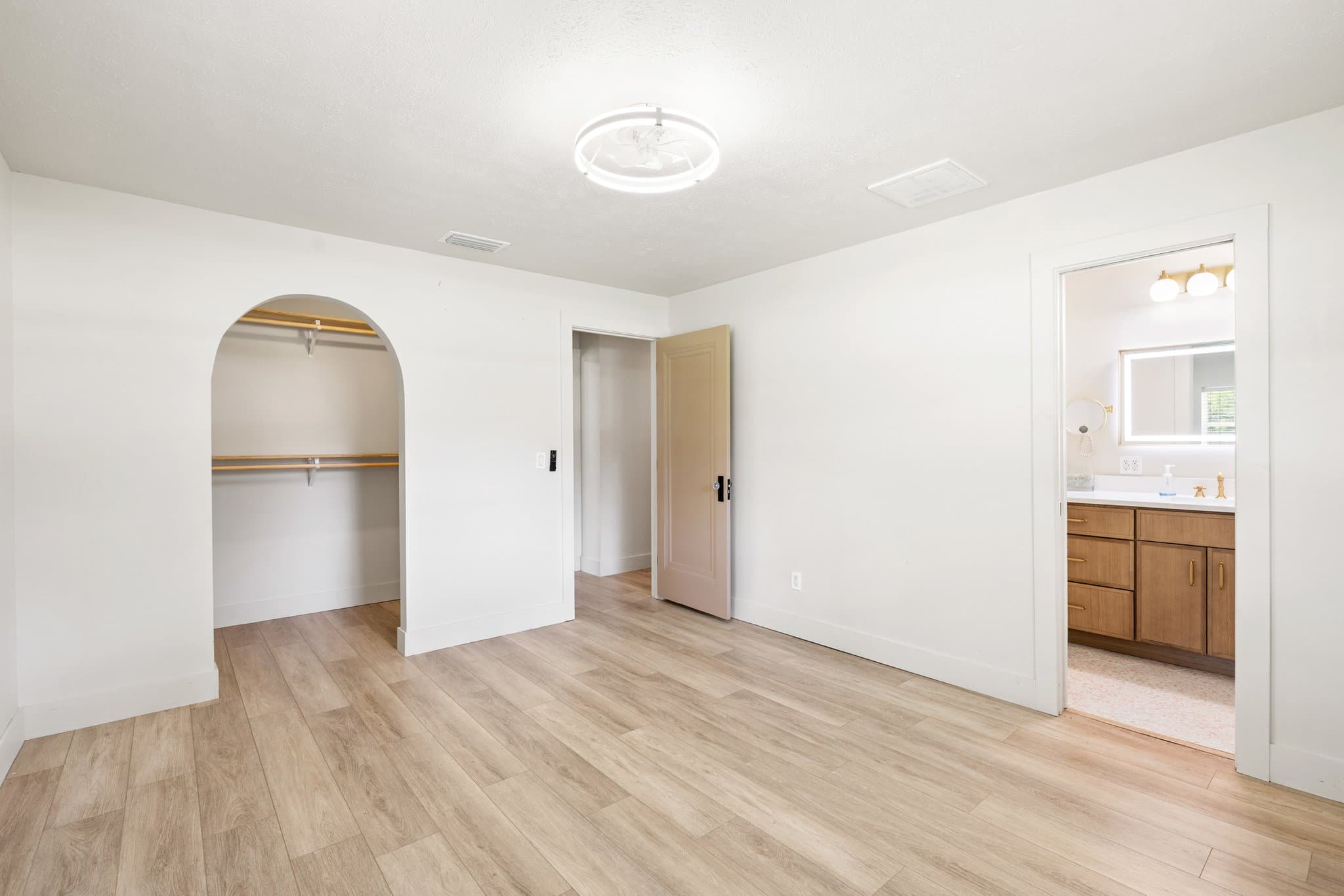 TAMPA House: 8212 SUNNY VALE PL