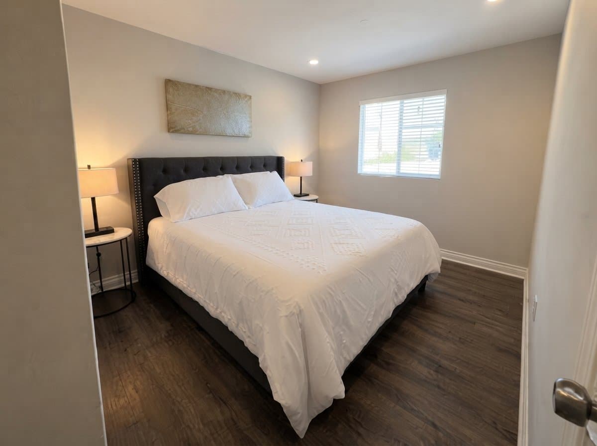 Los Angeles House: 5186 W 20th St,