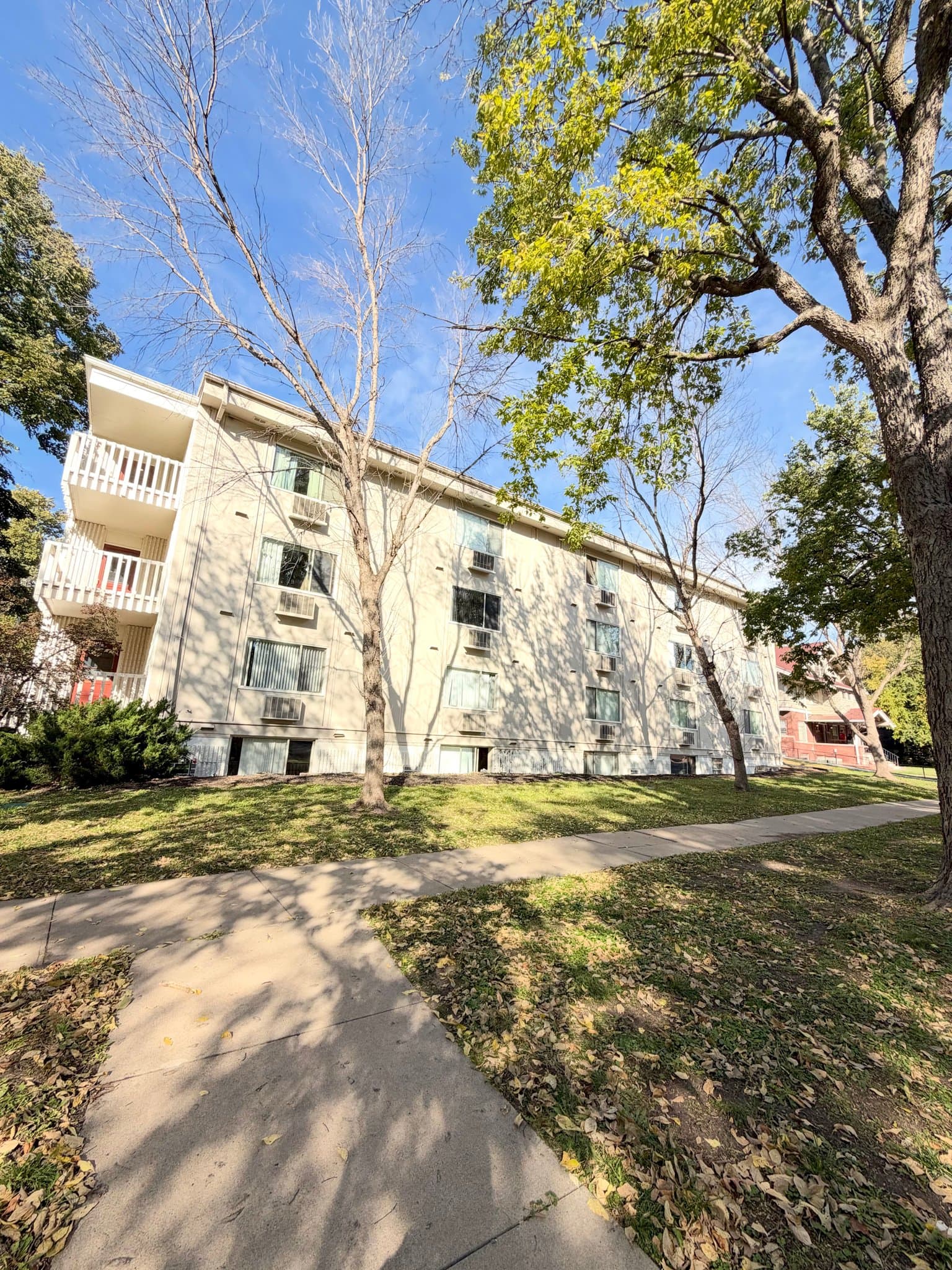 Lincoln Apartment: 1810 E St