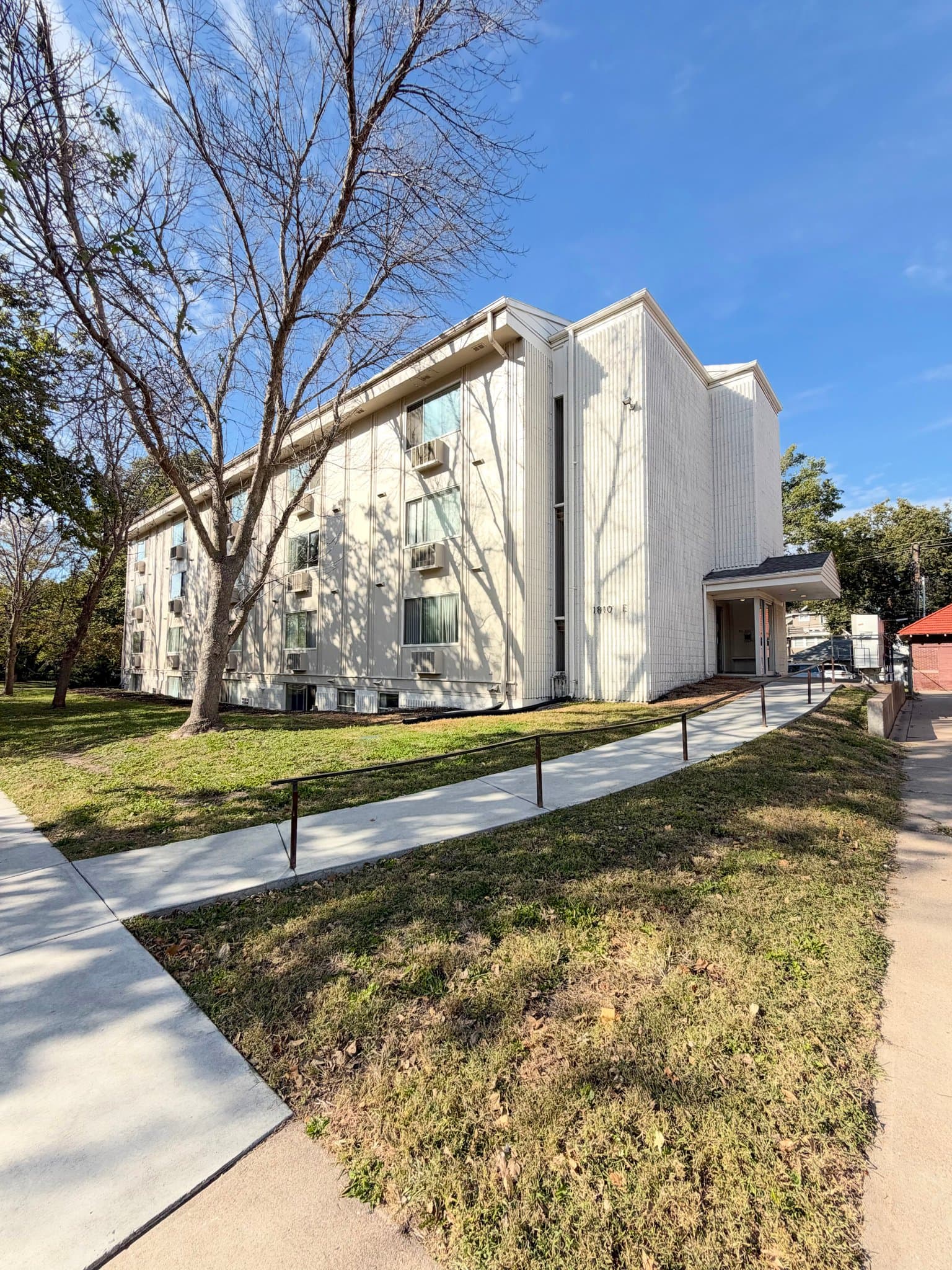Lincoln Apartment: 1810 E St