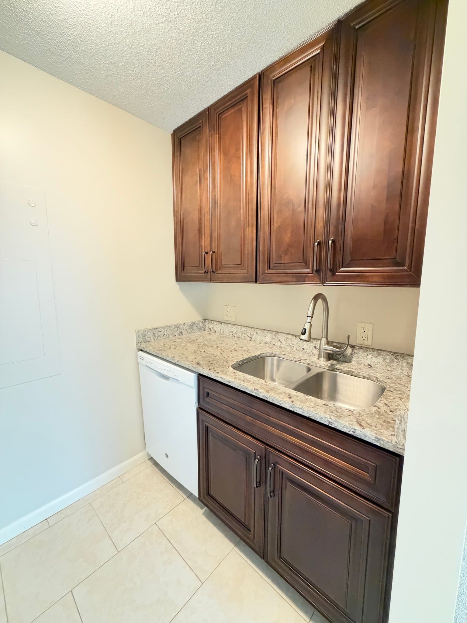Lincoln Apartment: 1810 E St