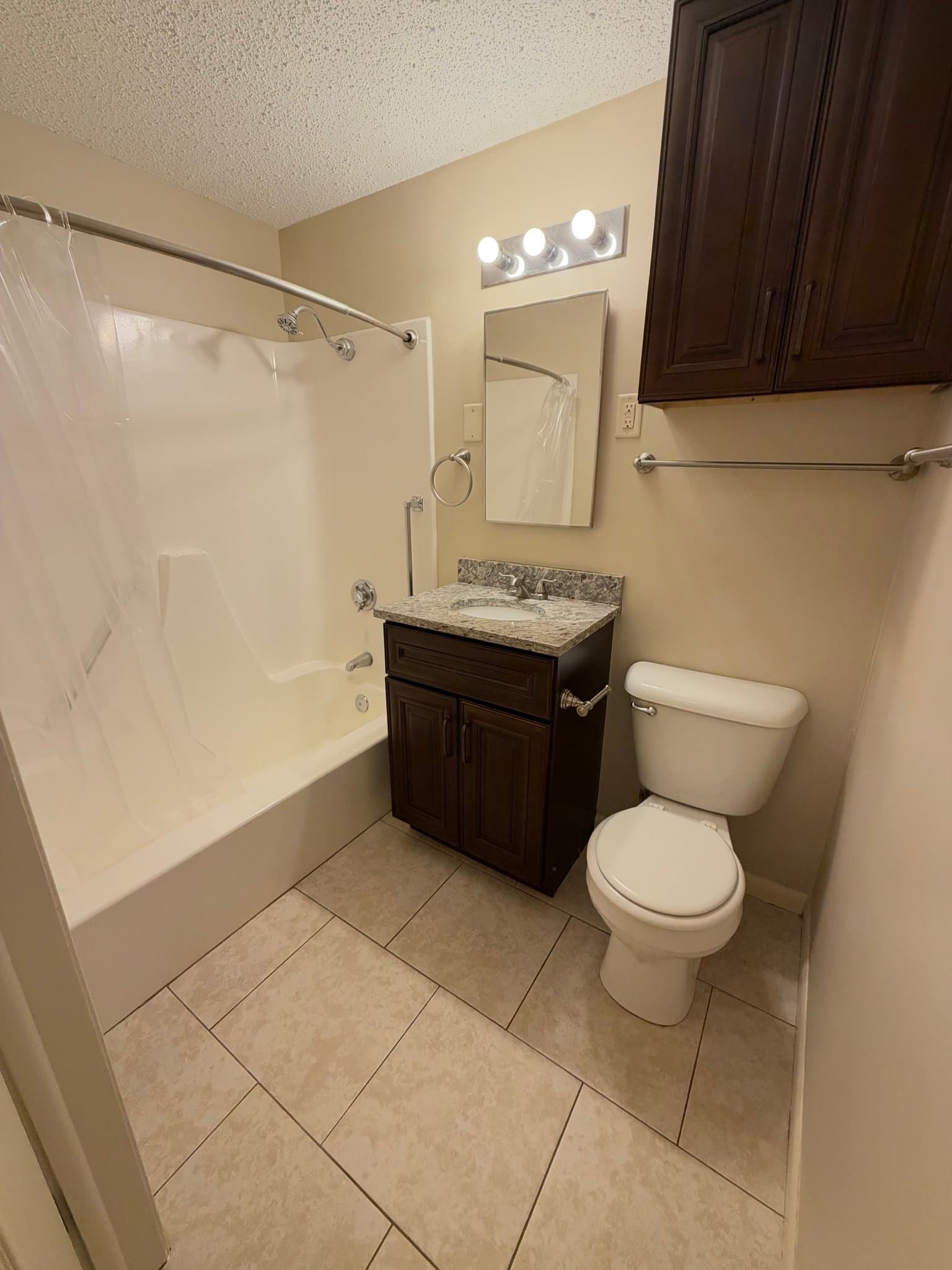 Lincoln Apartment: 1810 E St