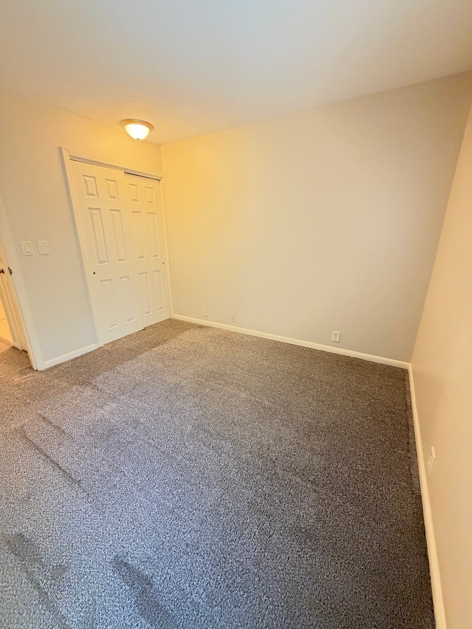 Lincoln Apartment: 1810 E St