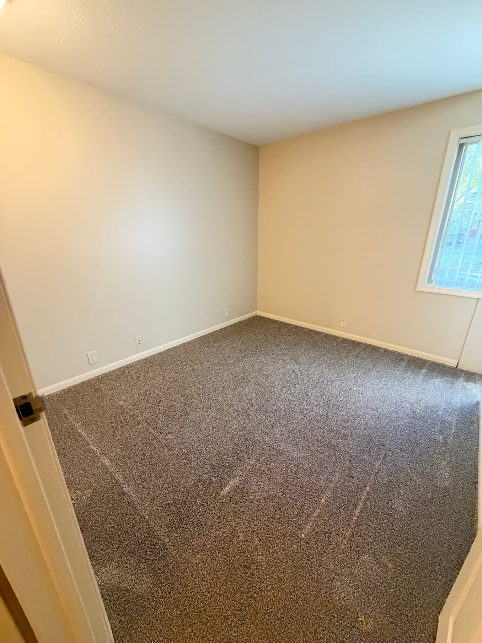 Lincoln Apartment: 1810 E St