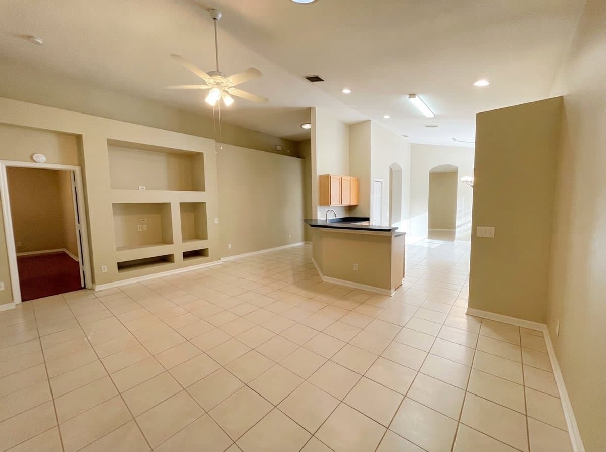 Tampa Multiplex: 9127 cliff lake ln