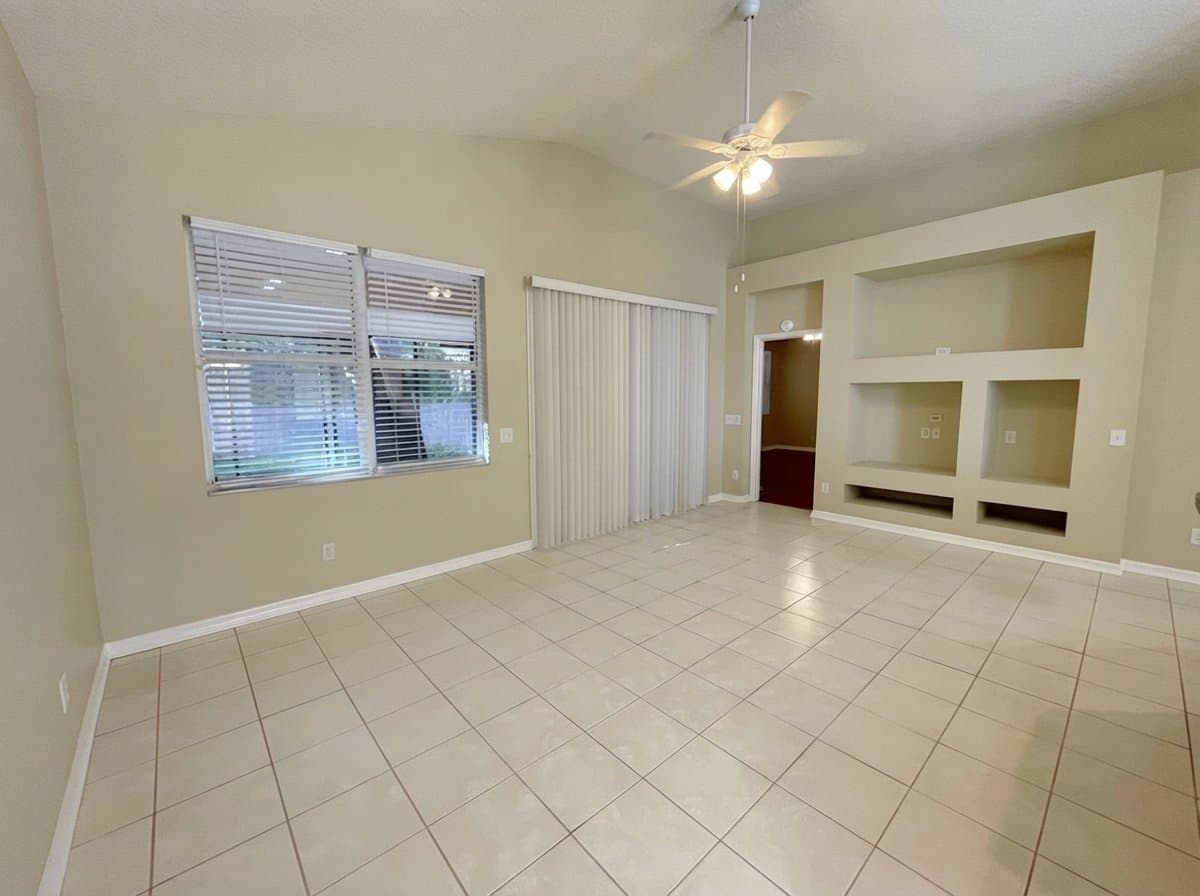 Tampa Multiplex: 9127 cliff lake ln