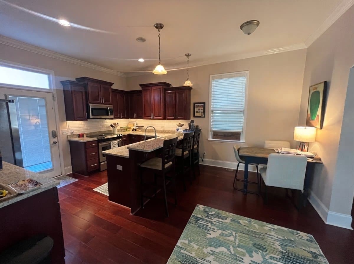 Savannah House: 522 E 40th St