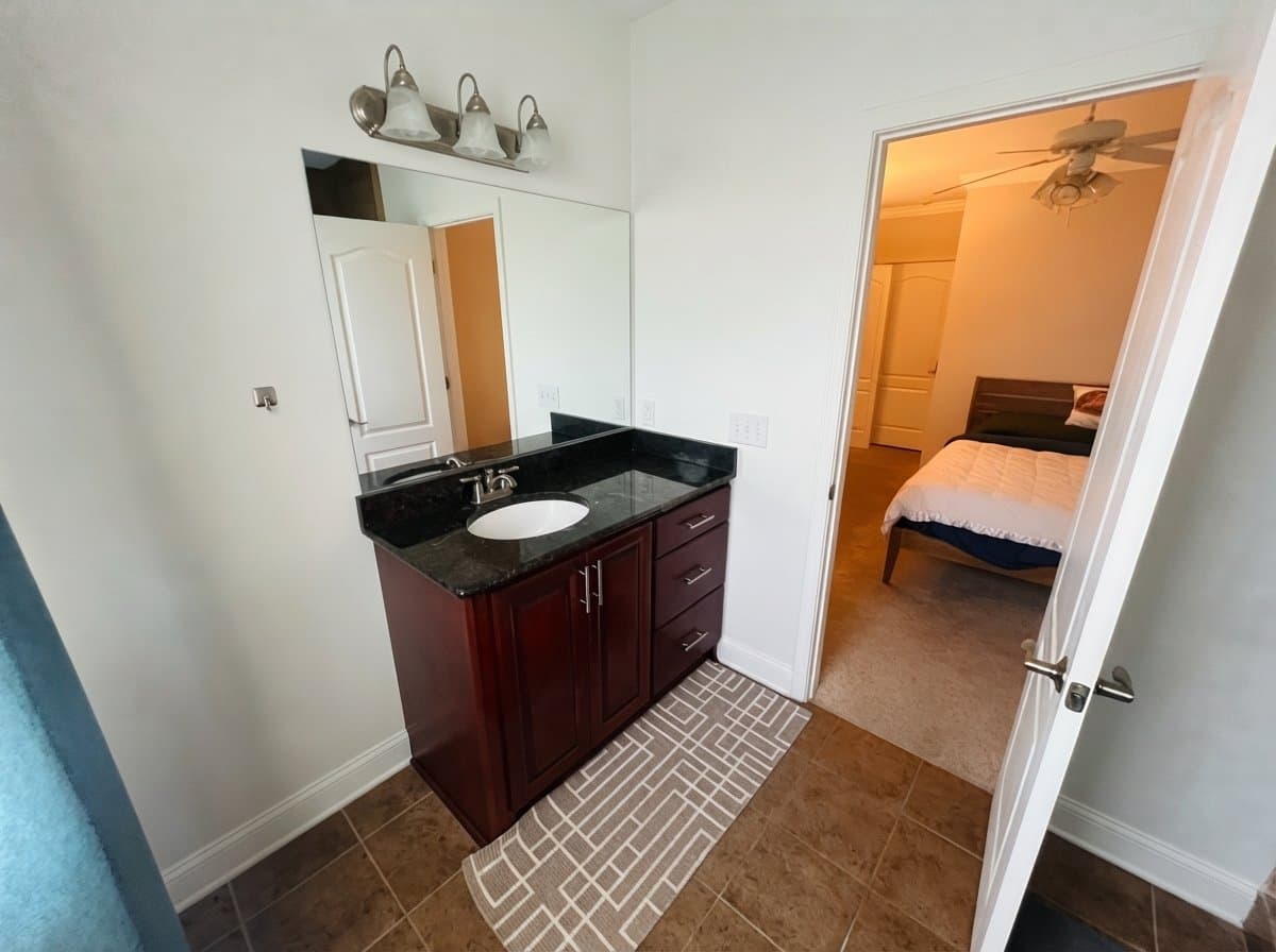 Savannah House: 522 E 40th St