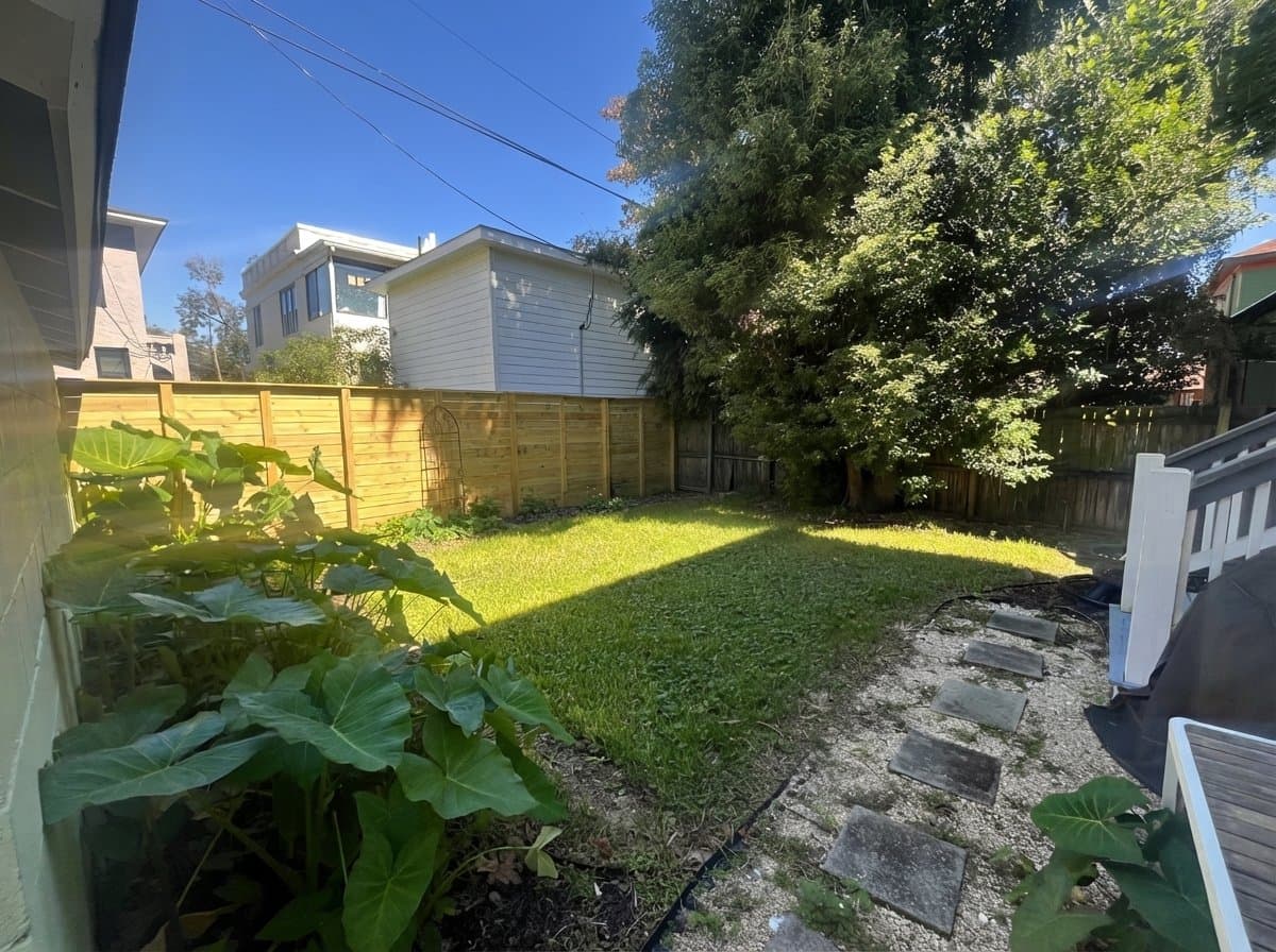 Savannah House: 522 E 40th St