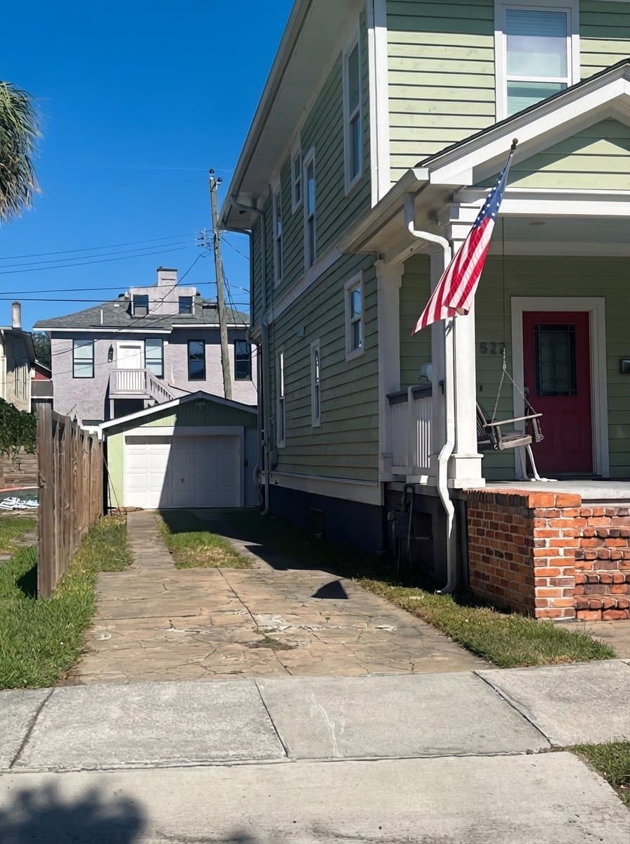 Savannah House: 522 E 40th St
