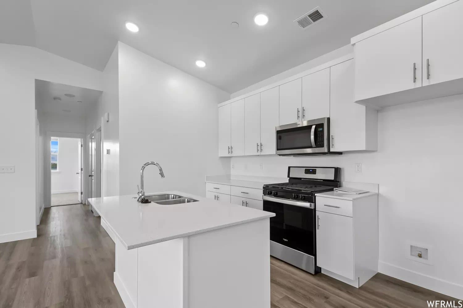 Providence Single Room: 472 W 40 S