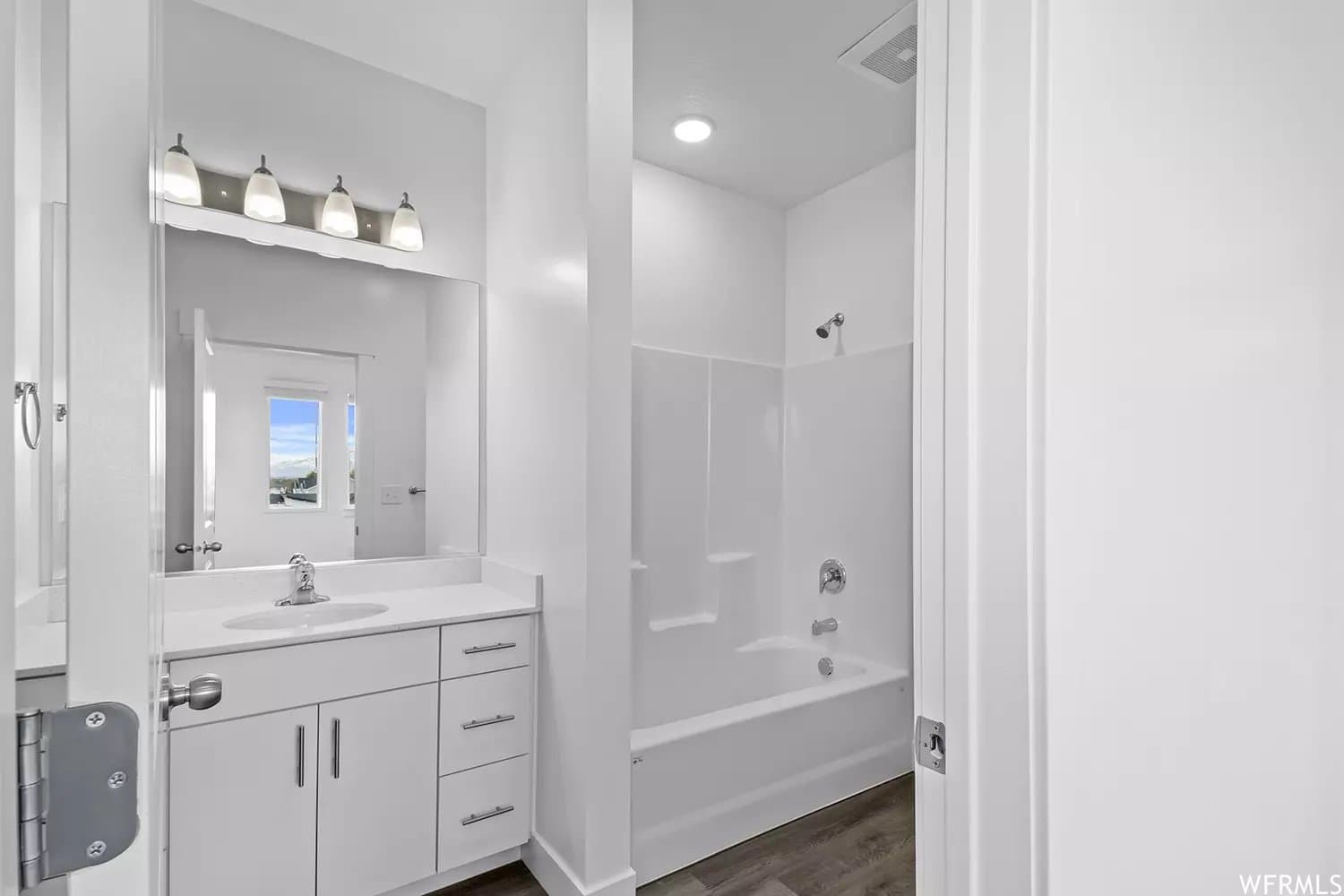 Providence Single Room: 472 W 40 S