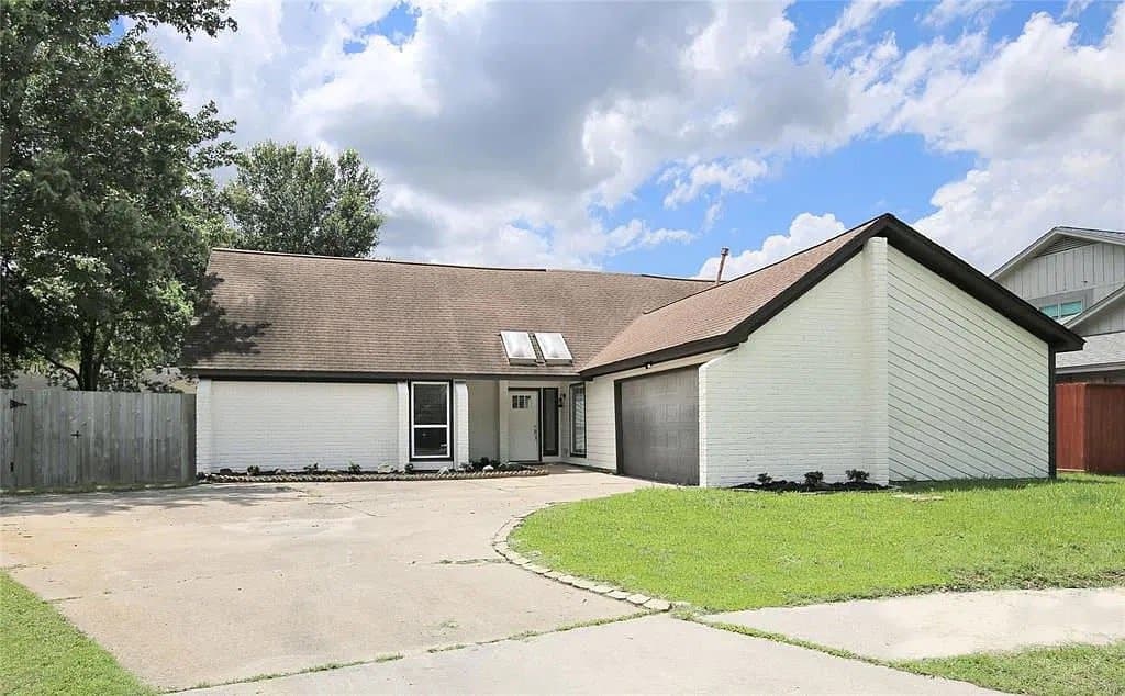 Houston House: 4407 Belle Hollow Dr