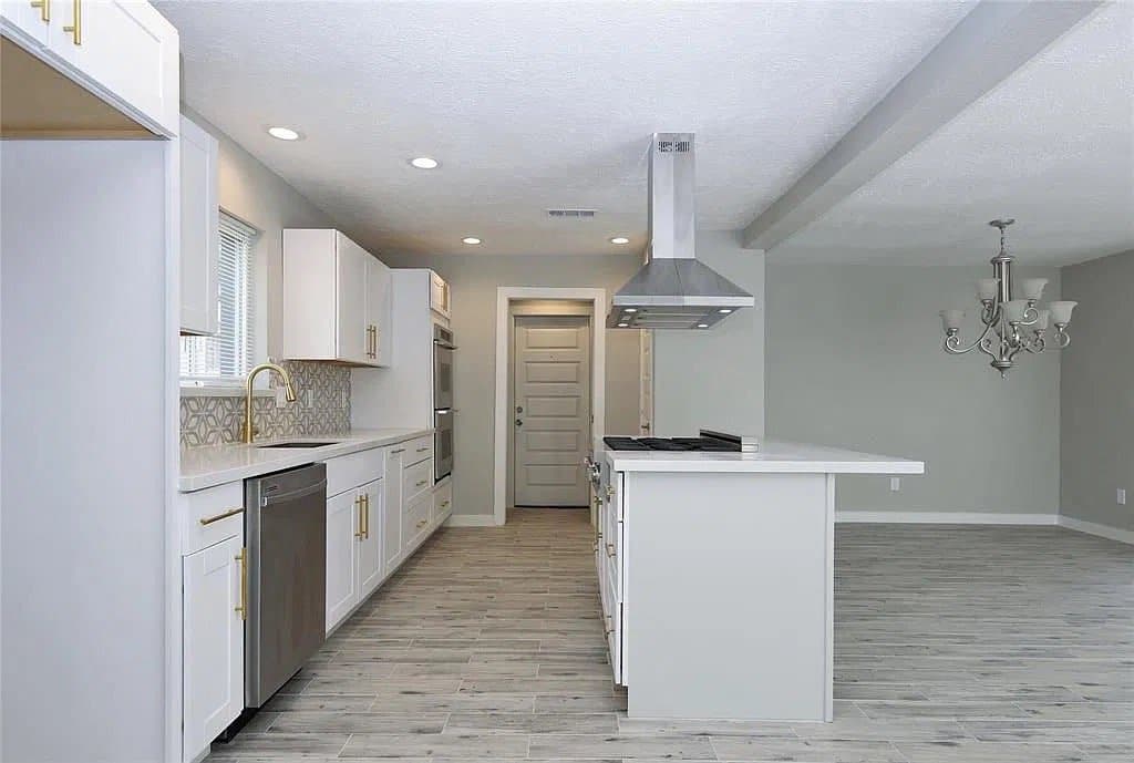 Houston House: 4407 Belle Hollow Dr