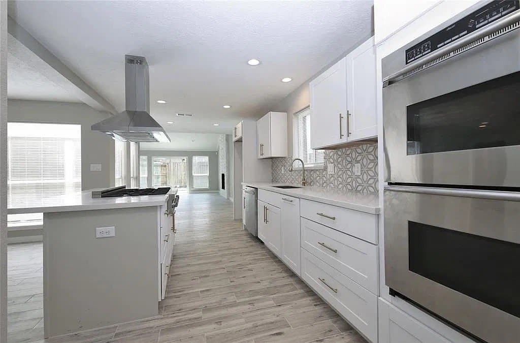 Houston House: 4407 Belle Hollow Dr
