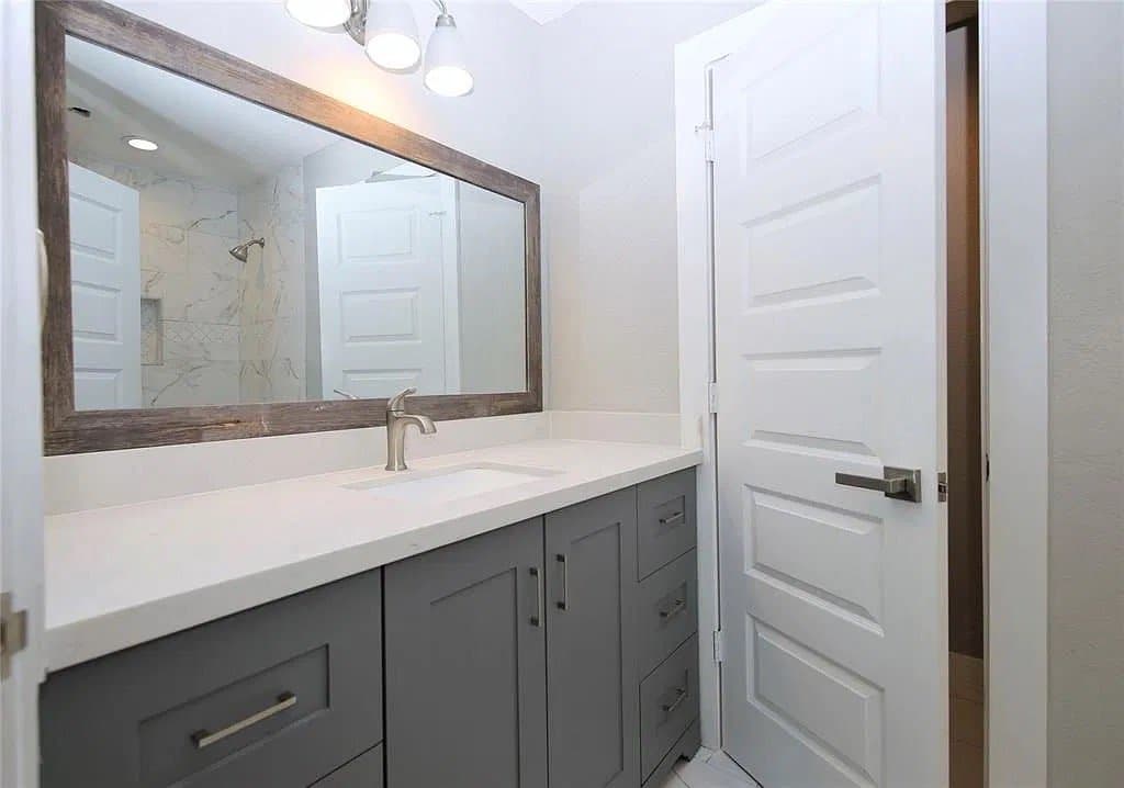 Houston House: 4407 Belle Hollow Dr