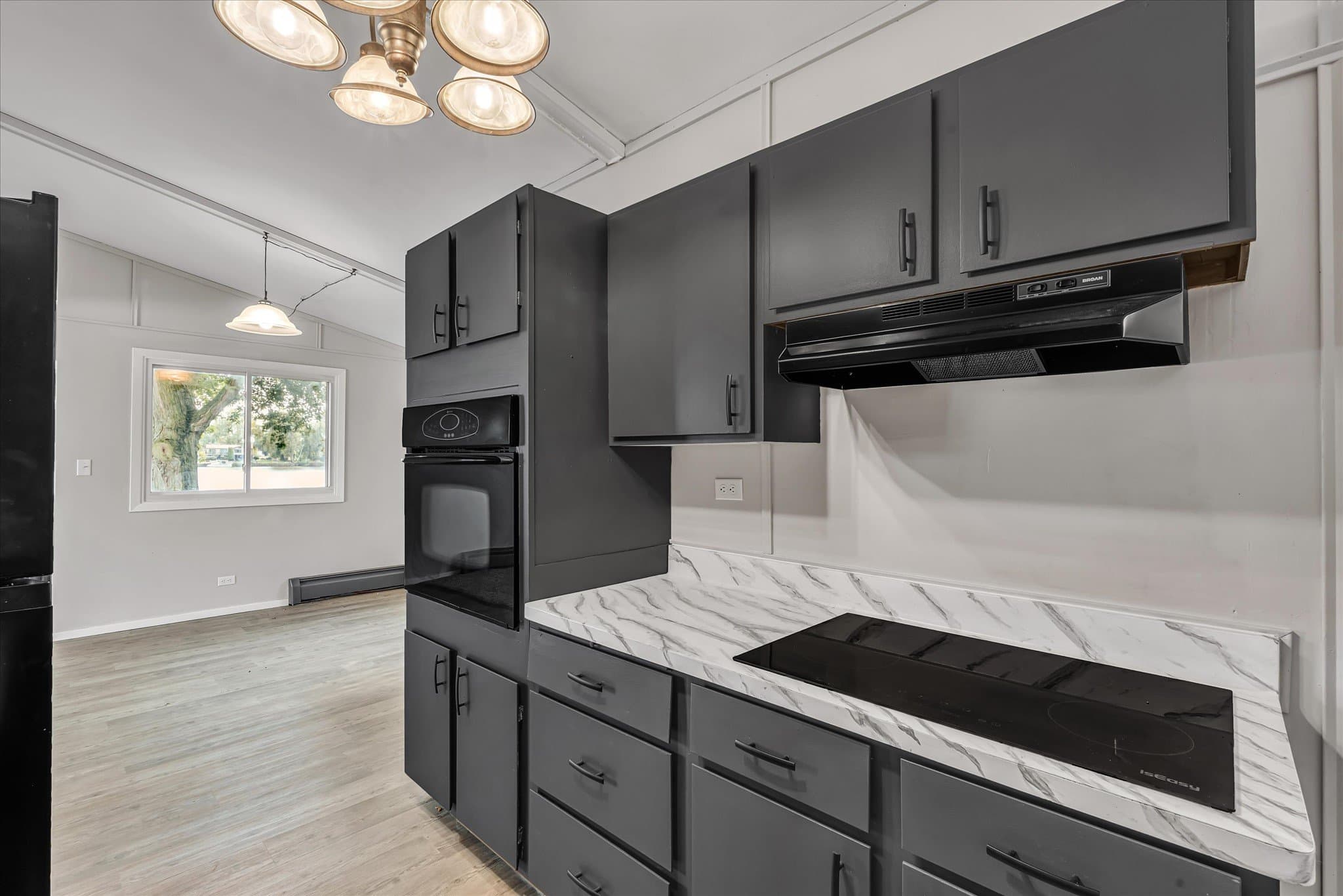 Moline House: 1708 N Shore Dr
