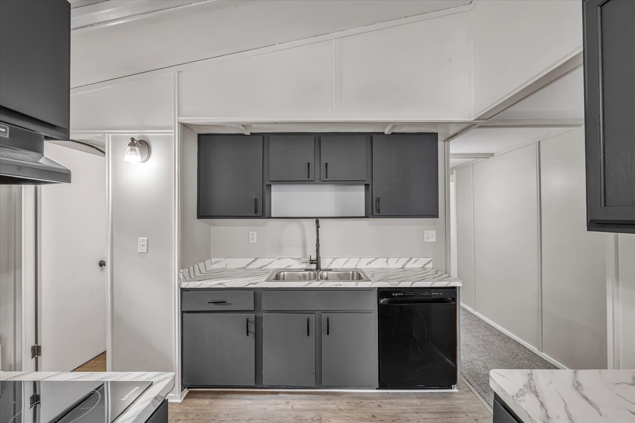 Moline House: 1708 N Shore Dr