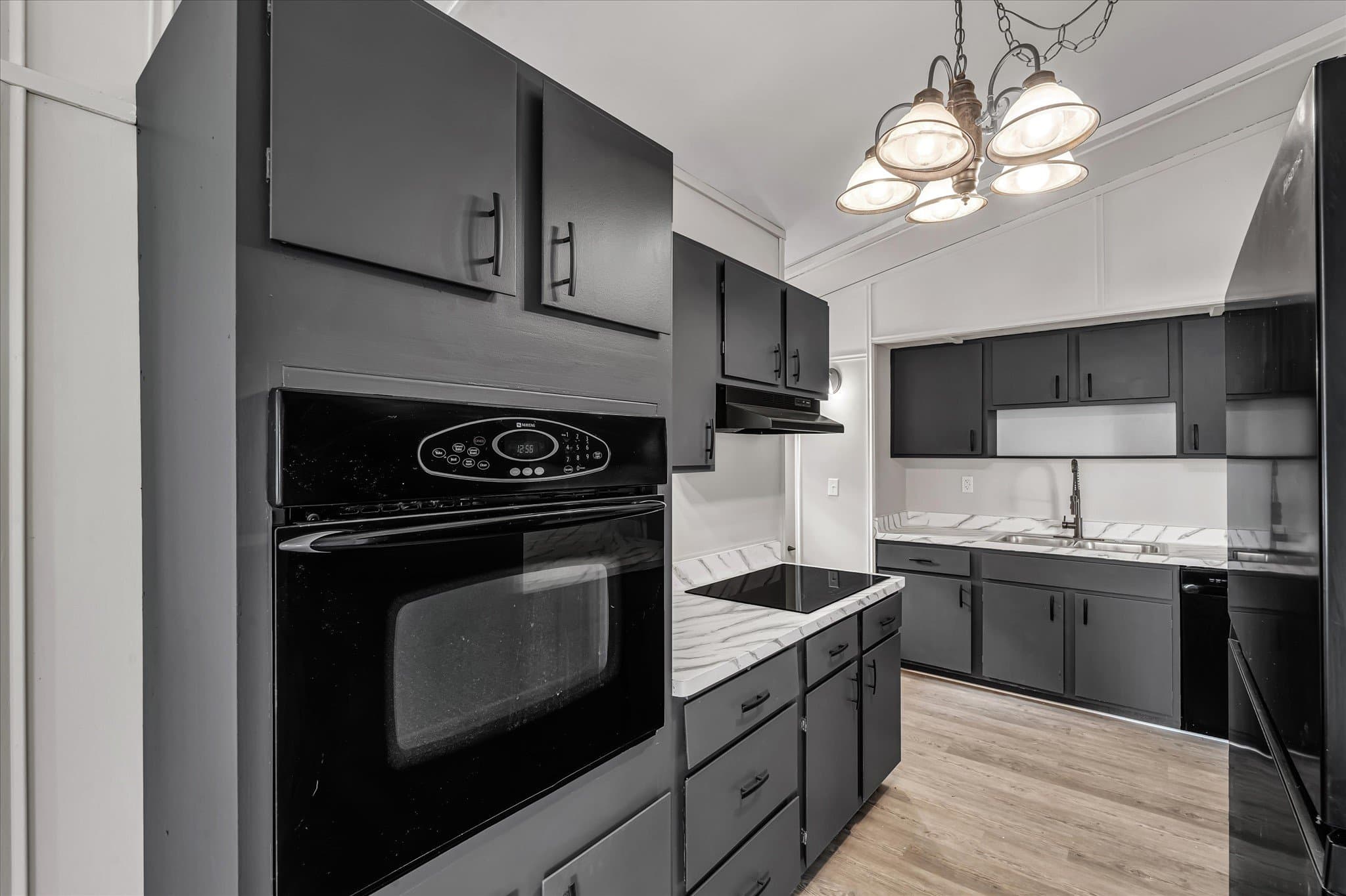 Moline House: 1708 N Shore Dr