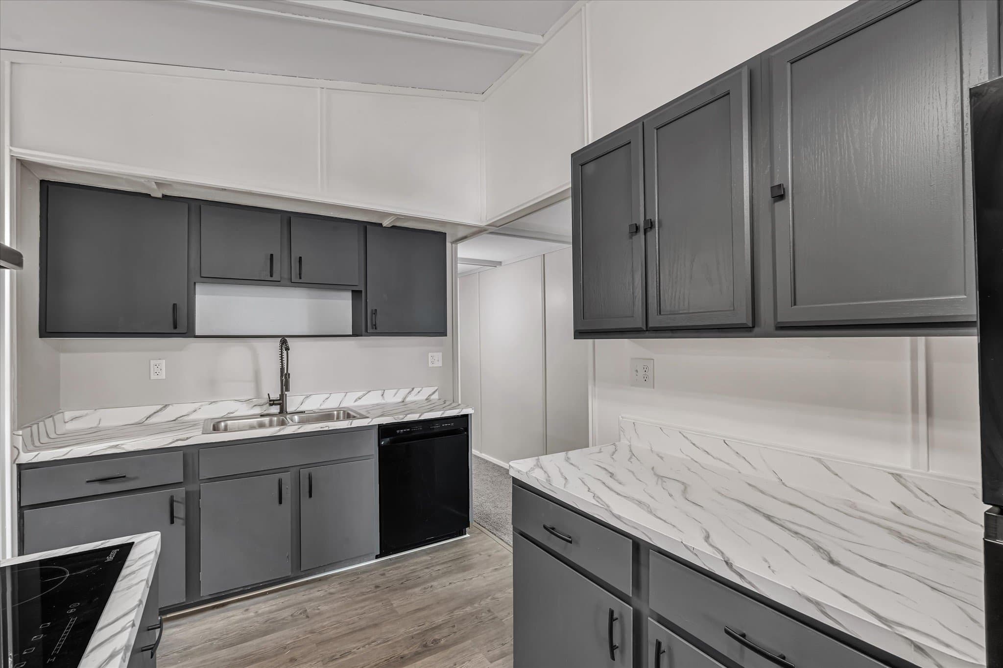 Moline House: 1708 N Shore Dr