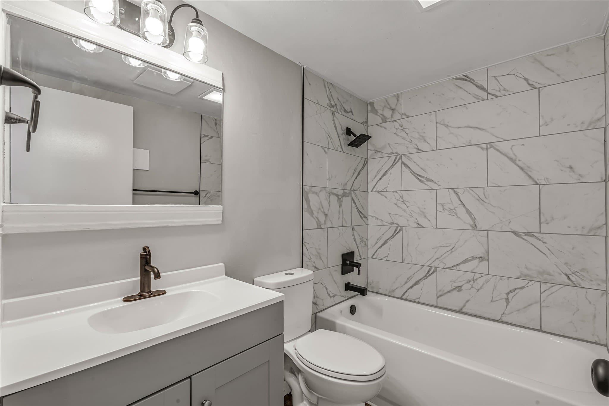 Moline House: 1708 N Shore Dr