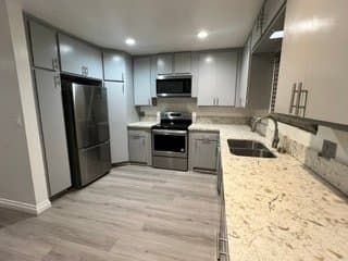 Inglewood Townhome: 650 E Nutwood Ave