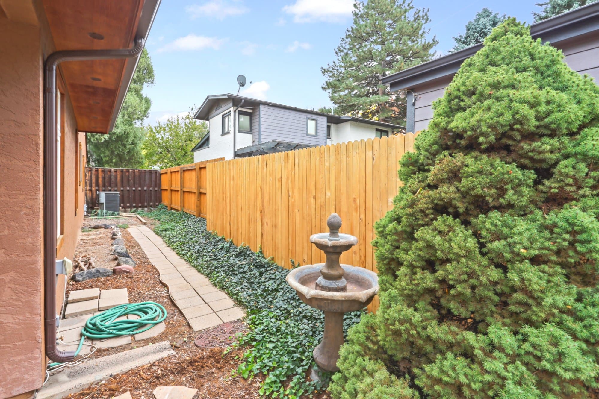 Denver House: 3265 S Ash St