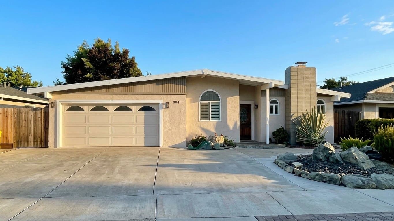 Huntington Beach House: 6941 Cumberland Dr