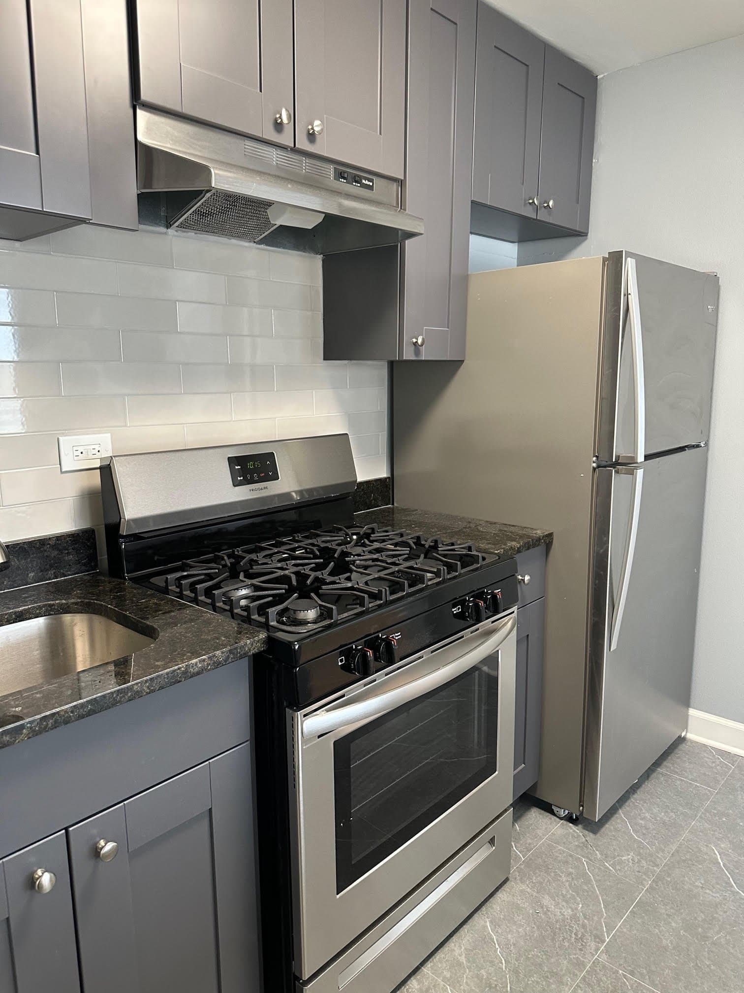 Chicago Apartment: 4029 1/2 W Melrose St