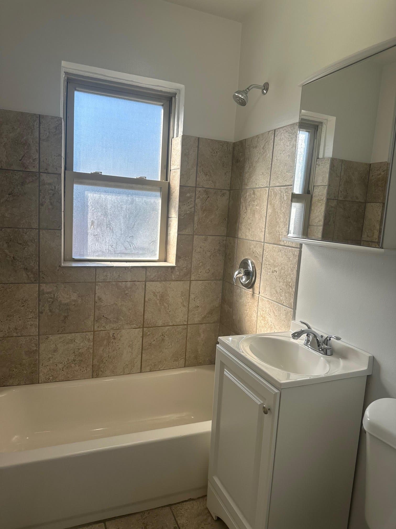 Chicago Apartment: 4029 1/2 W Melrose St