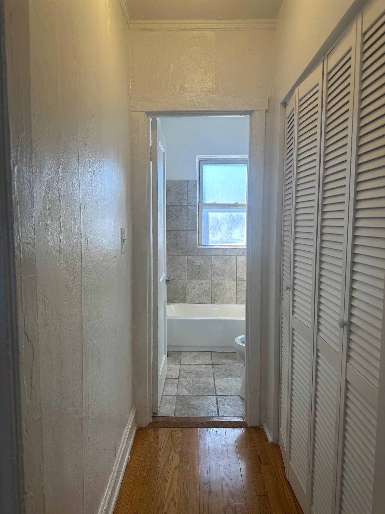 Chicago Apartment: 4029 1/2 W Melrose St