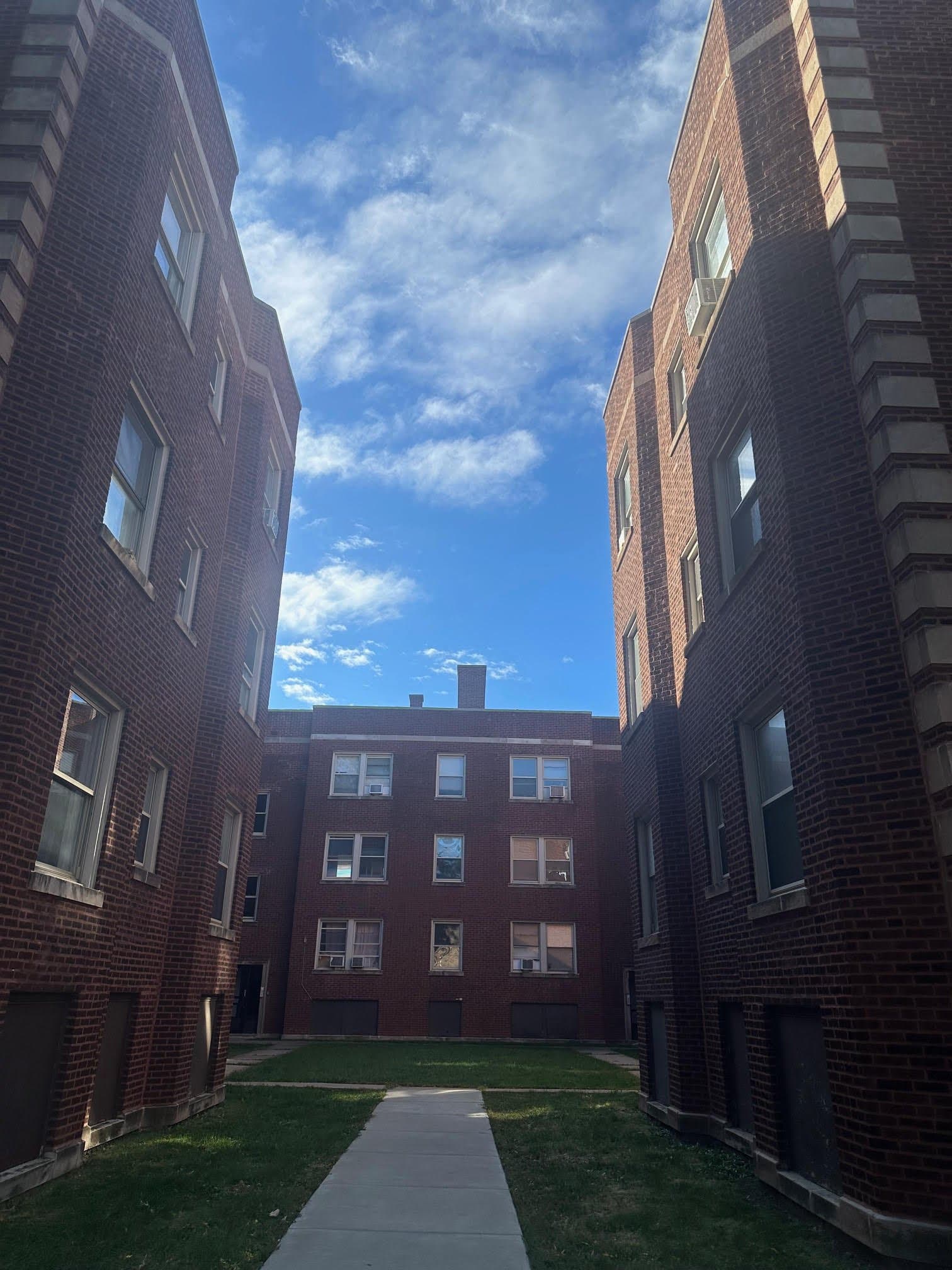 Chicago Apartment: 4029 1/2 W Melrose St