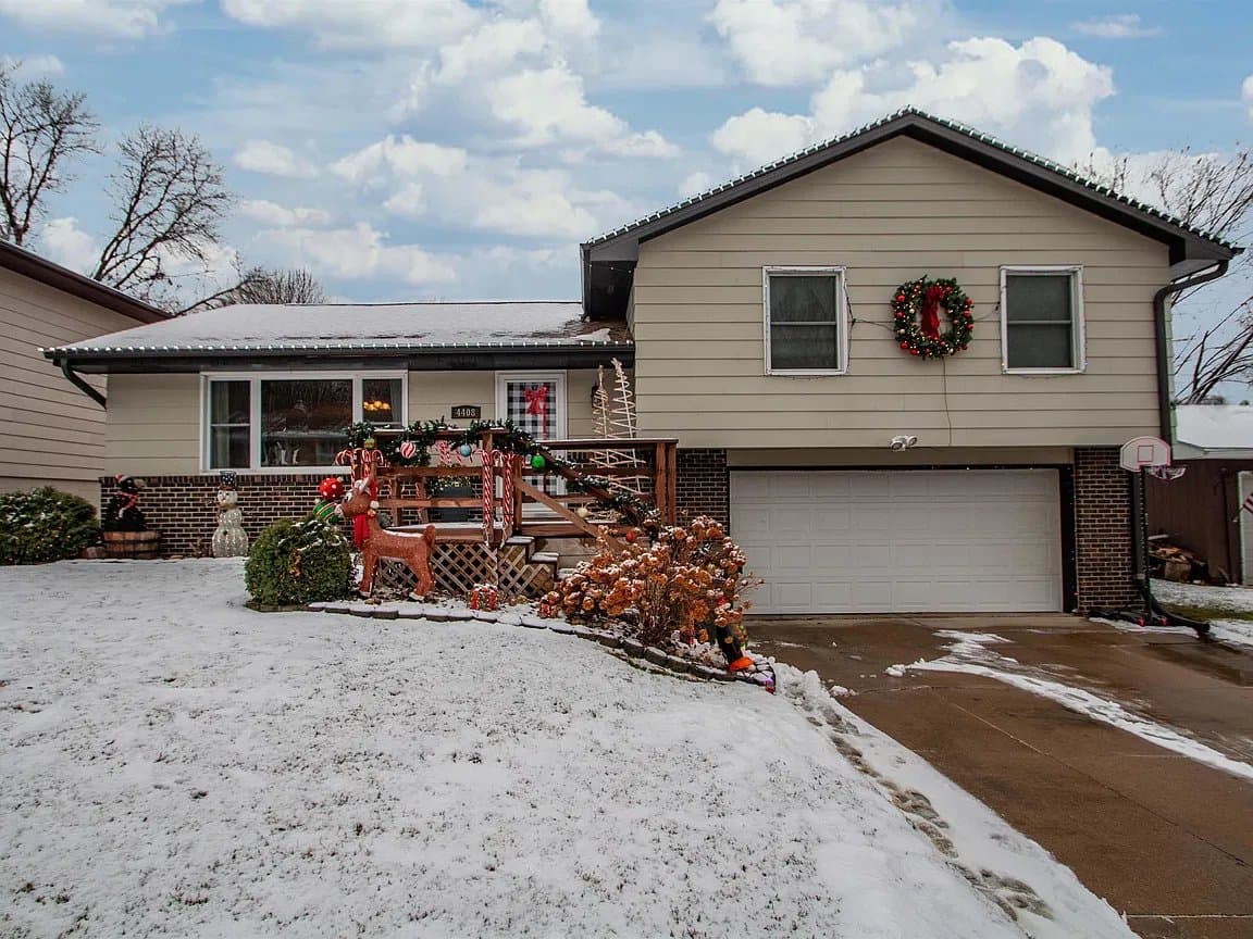 Sioux City House: 4408 Cherrywood Ln