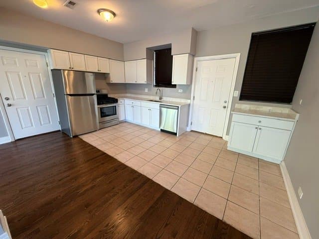 Chicago Apartment: 914 W Gordon Ter