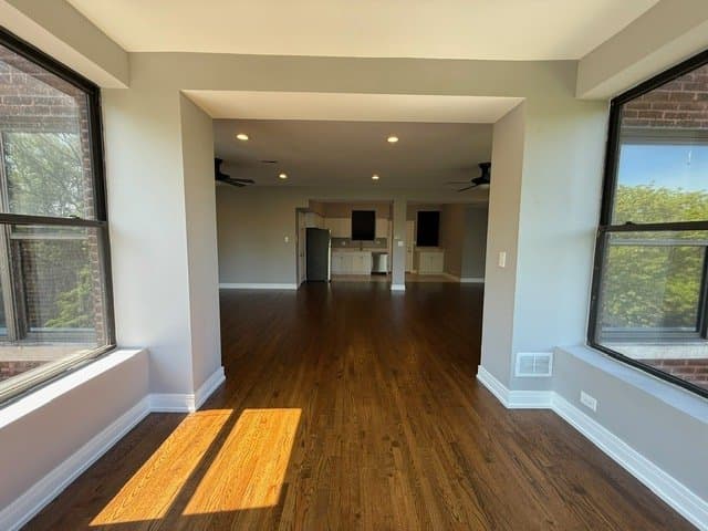 Chicago Apartment: 914 W Gordon Ter