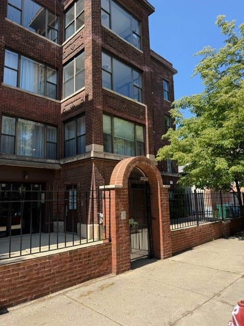 Chicago Apartment: 914 W Gordon Ter
