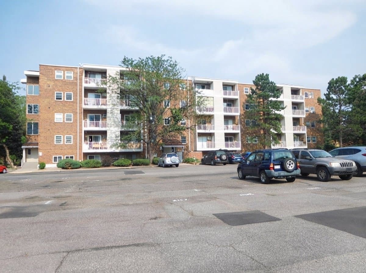 Golden Condo: 1250 Golden Cir
