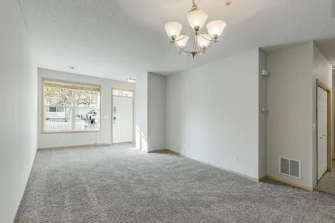 Maplewood Townhome: 3033 Chamberlain Street N
