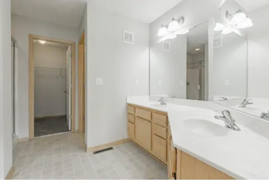 Maplewood Townhome: 3033 Chamberlain Street N