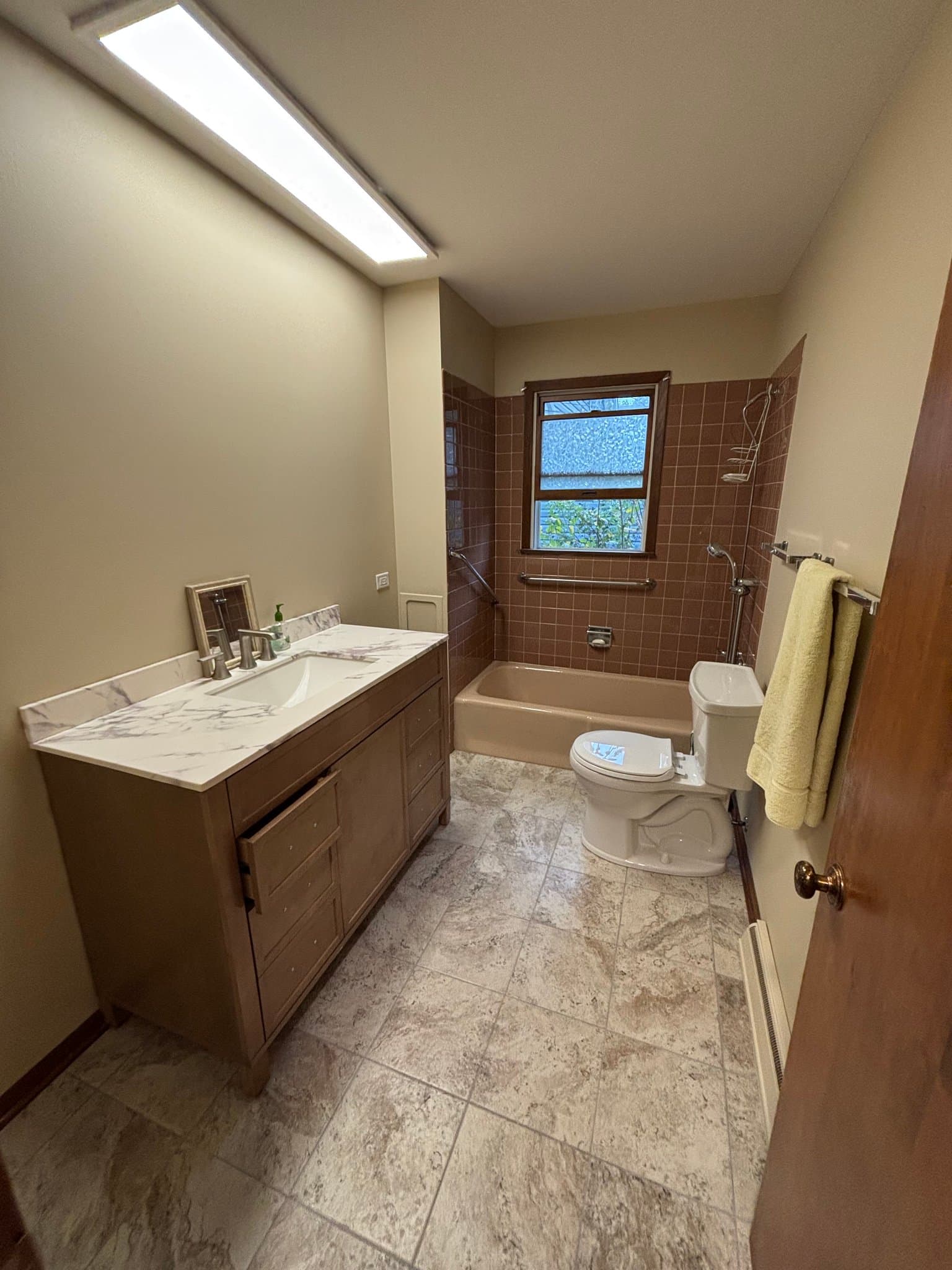 Elgin House: 168 S Aldine St
