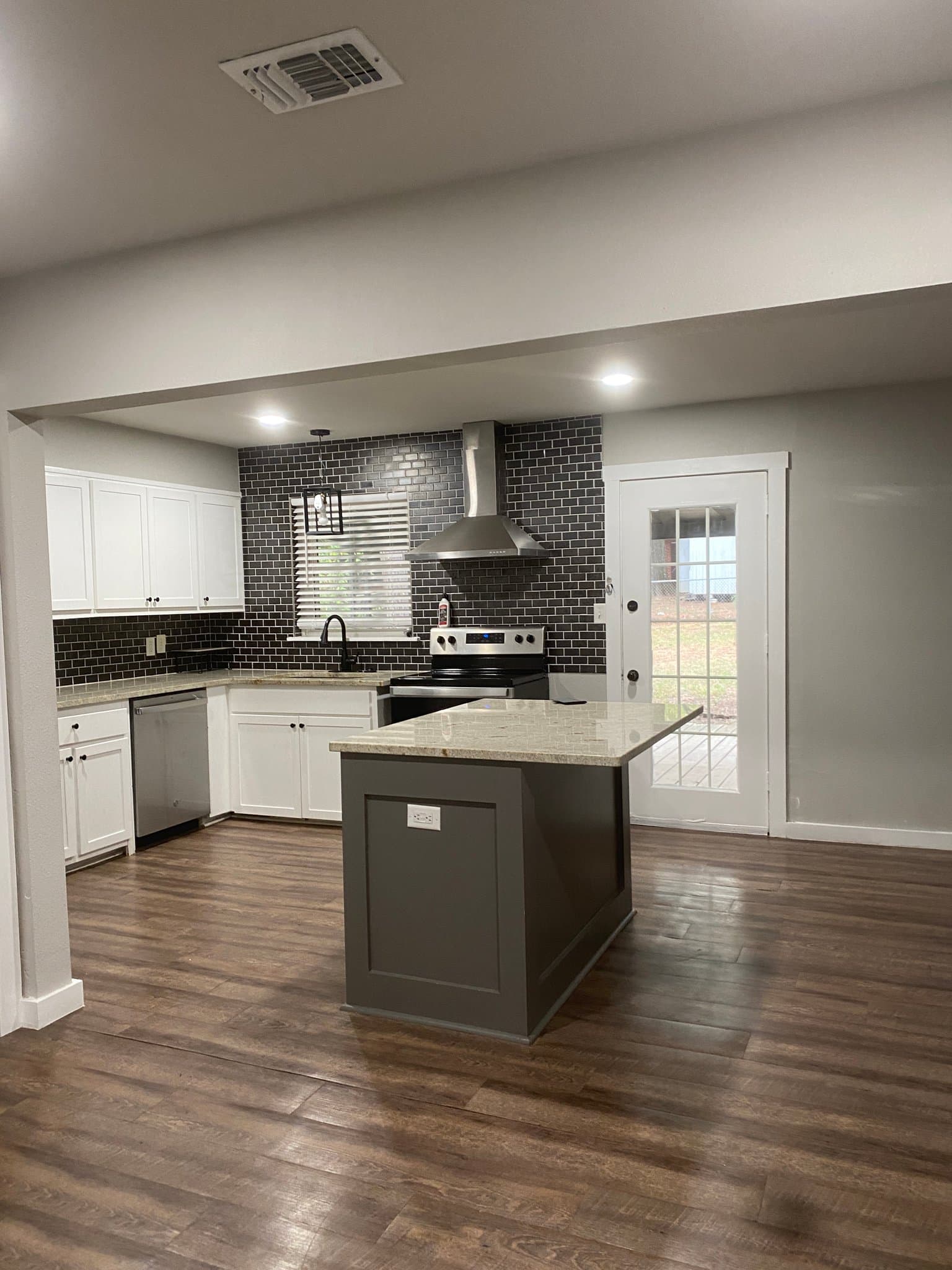 Texarkana House: 3915 Sabine Ave