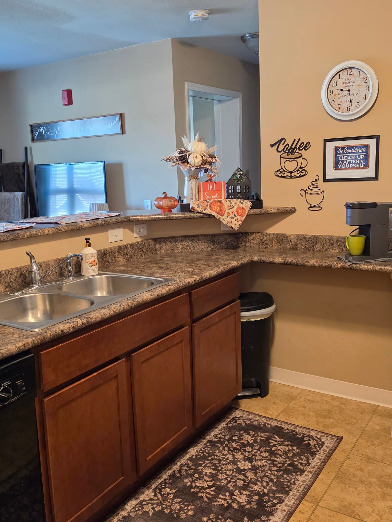 Marshfield Apartment: 2313 W 5th St