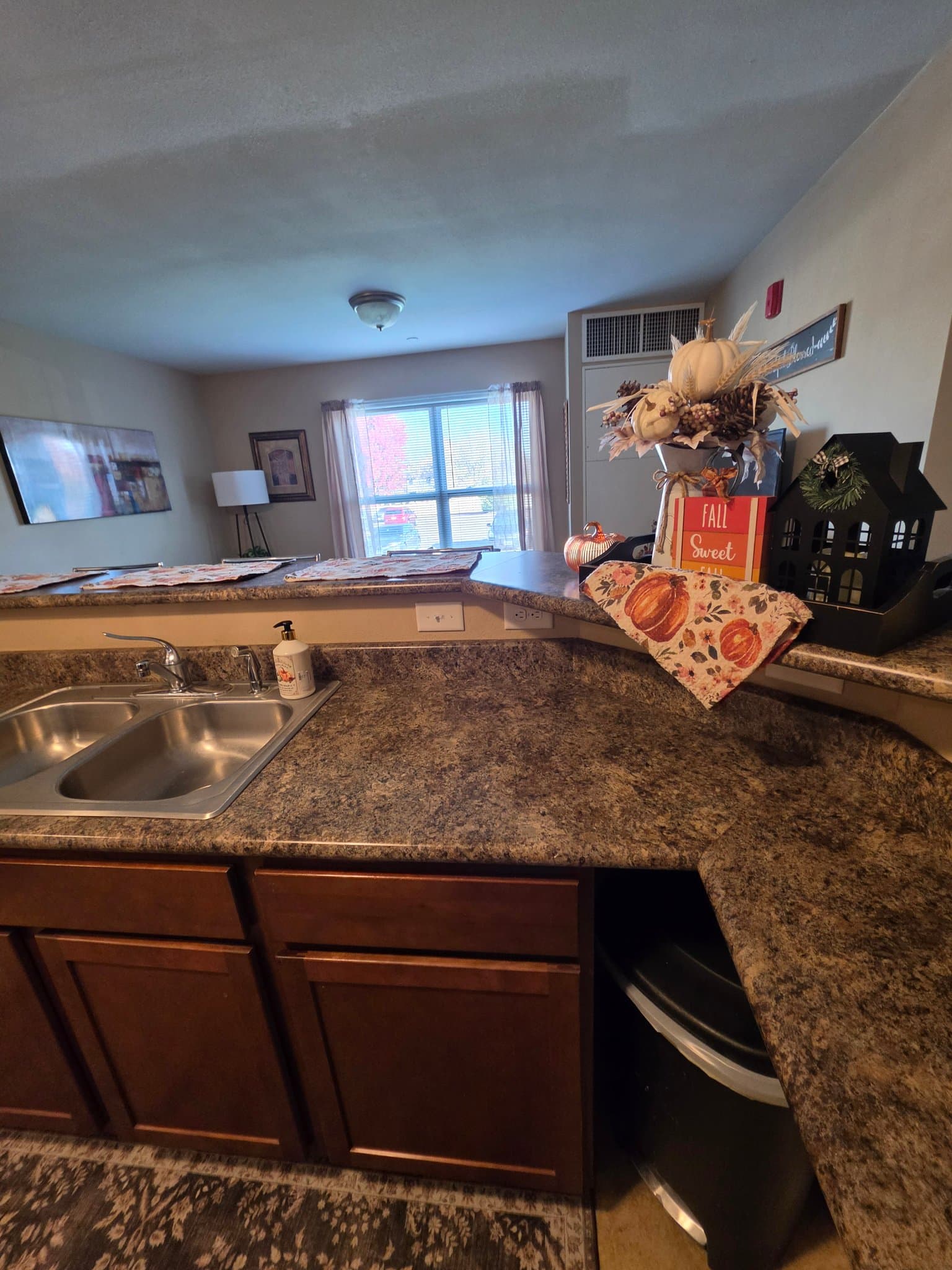 Marshfield Apartment: 2313 W 5th St