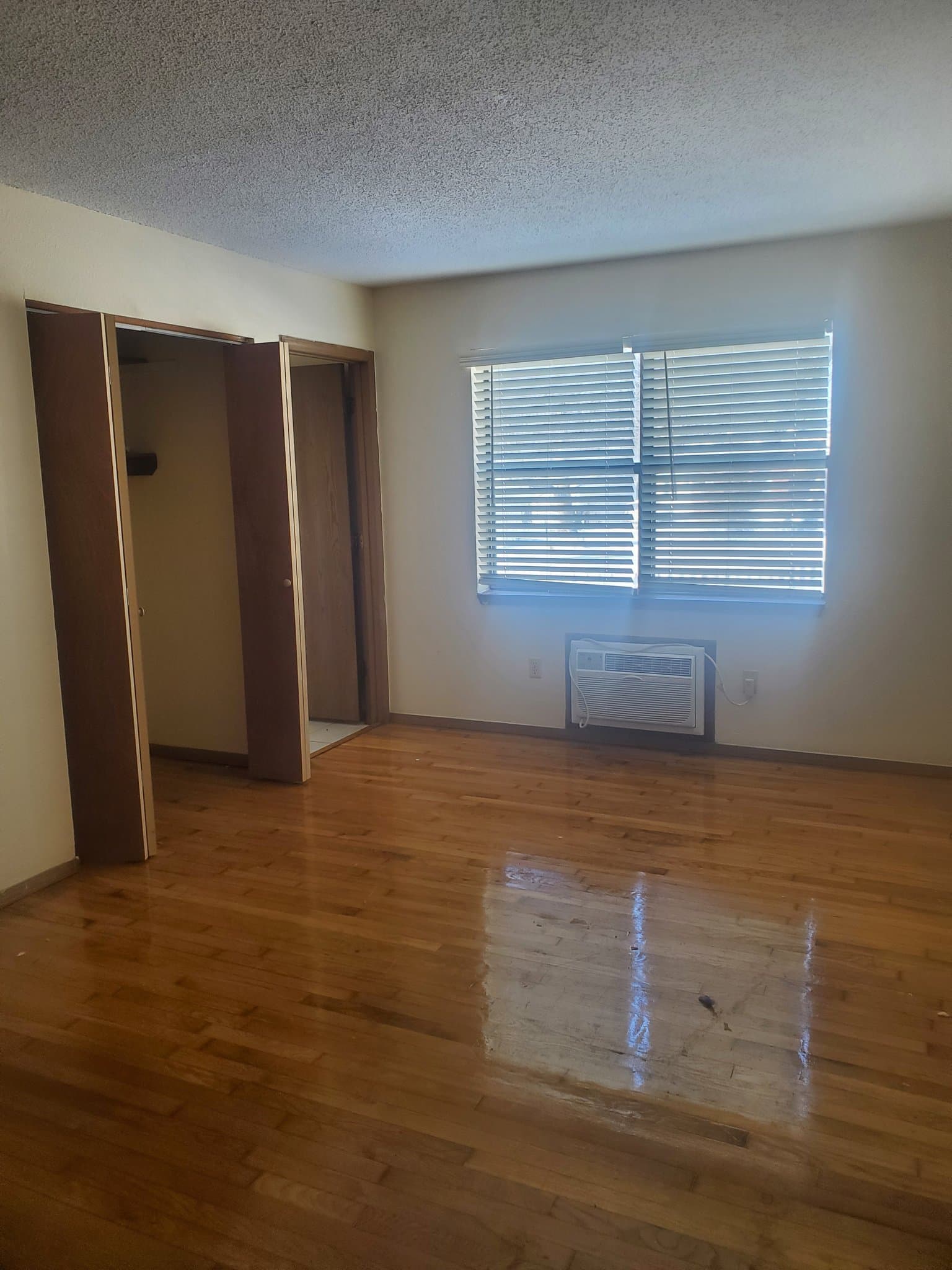 Springfield Apartment: 664 E Cherry