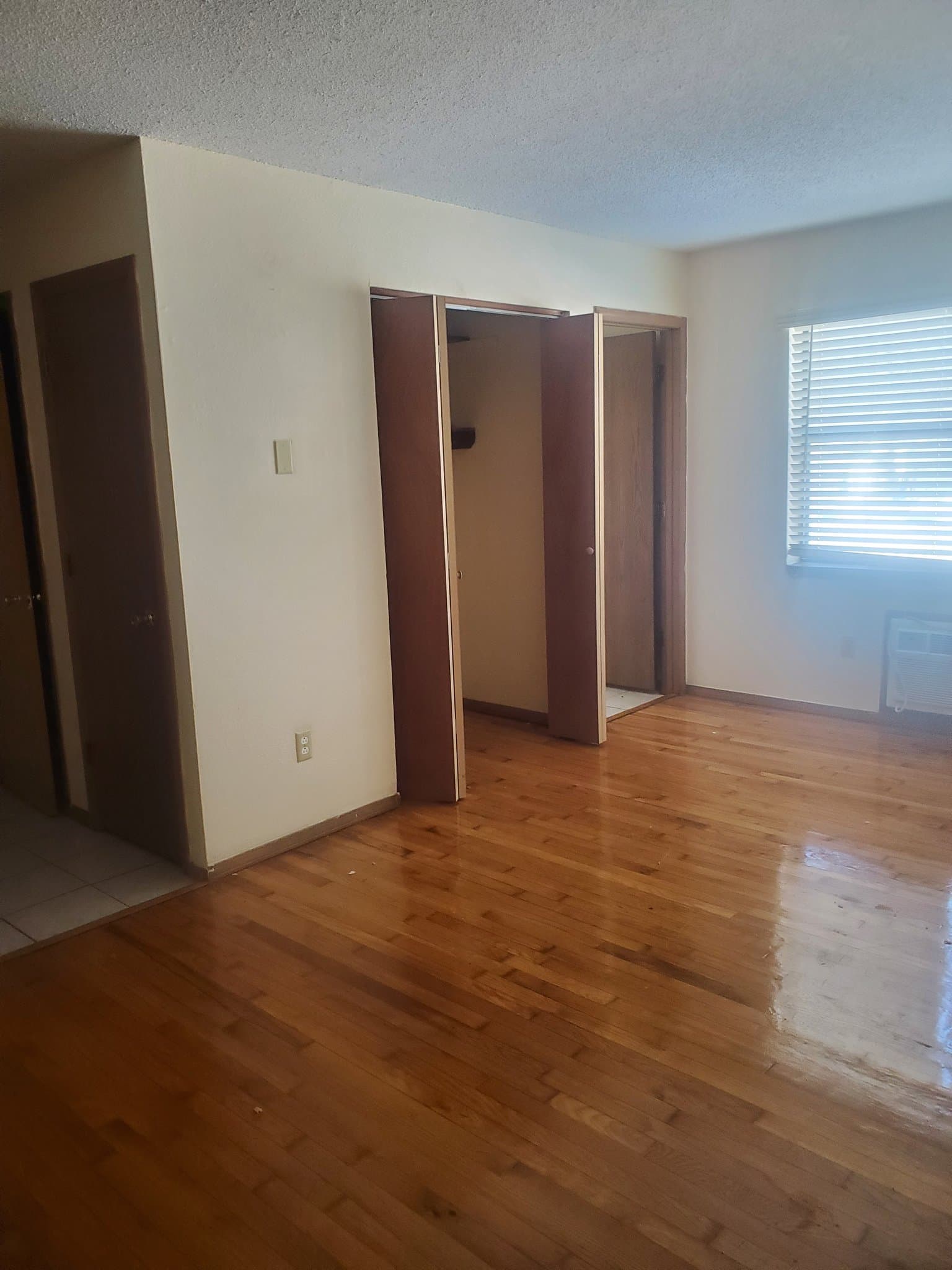 Springfield Apartment: 664 E Cherry