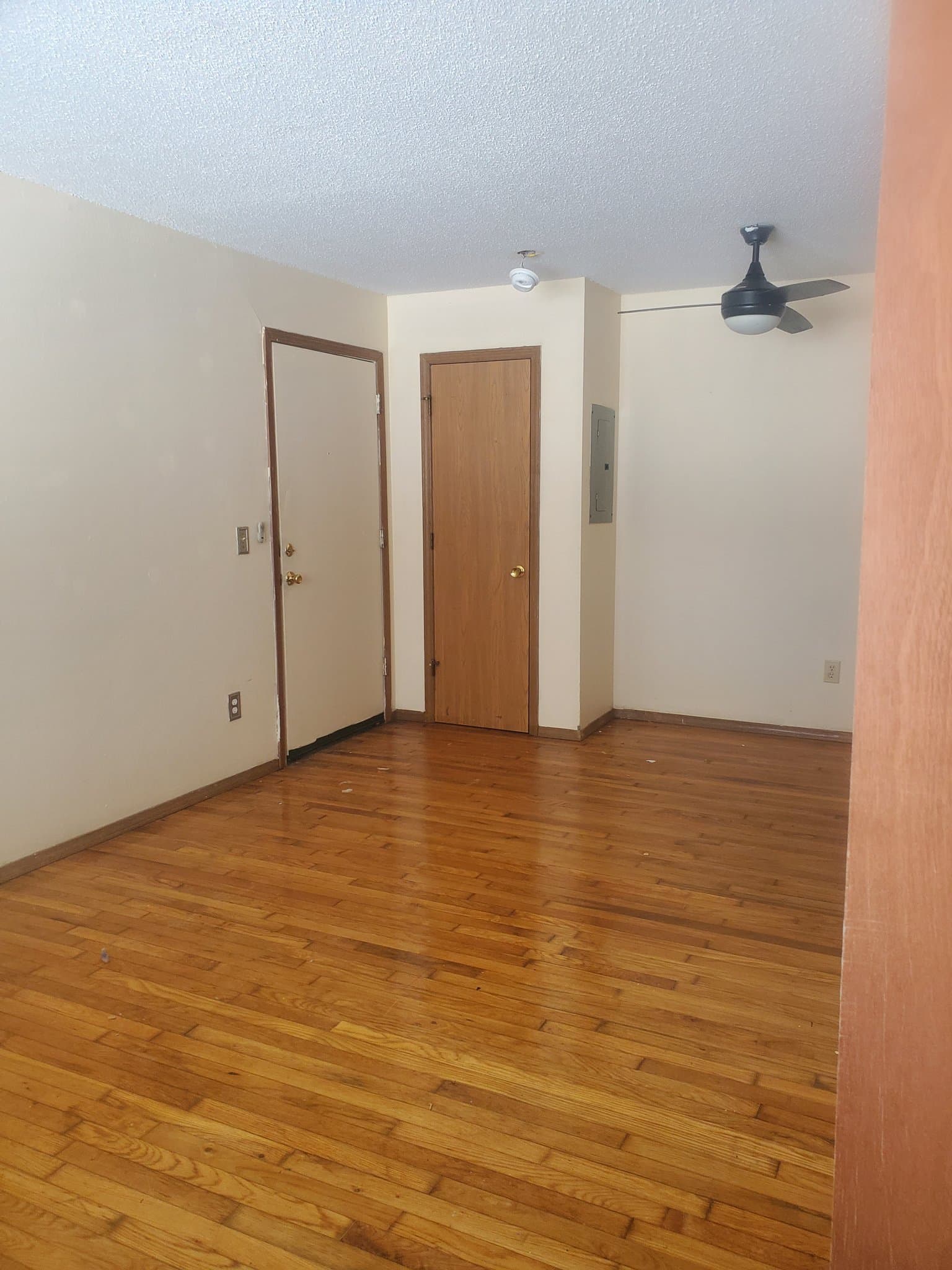 Springfield Apartment: 664 E Cherry